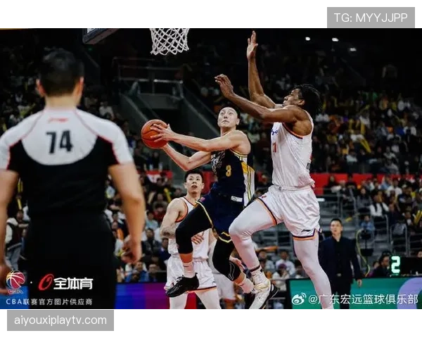 山东队上半场35-49落后辽宁14分，外线手感冰凉